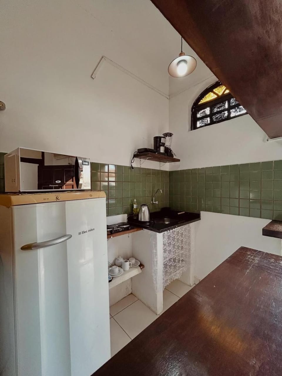 Kitchen or kitchenette, microwave, stove