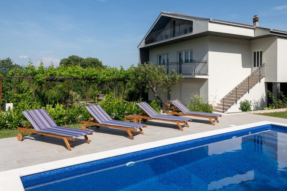 Swimming pool, sunbed