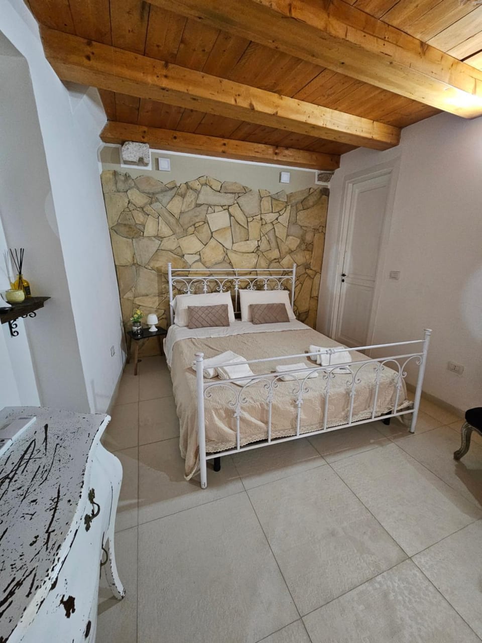 Bed, Bedroom, towels