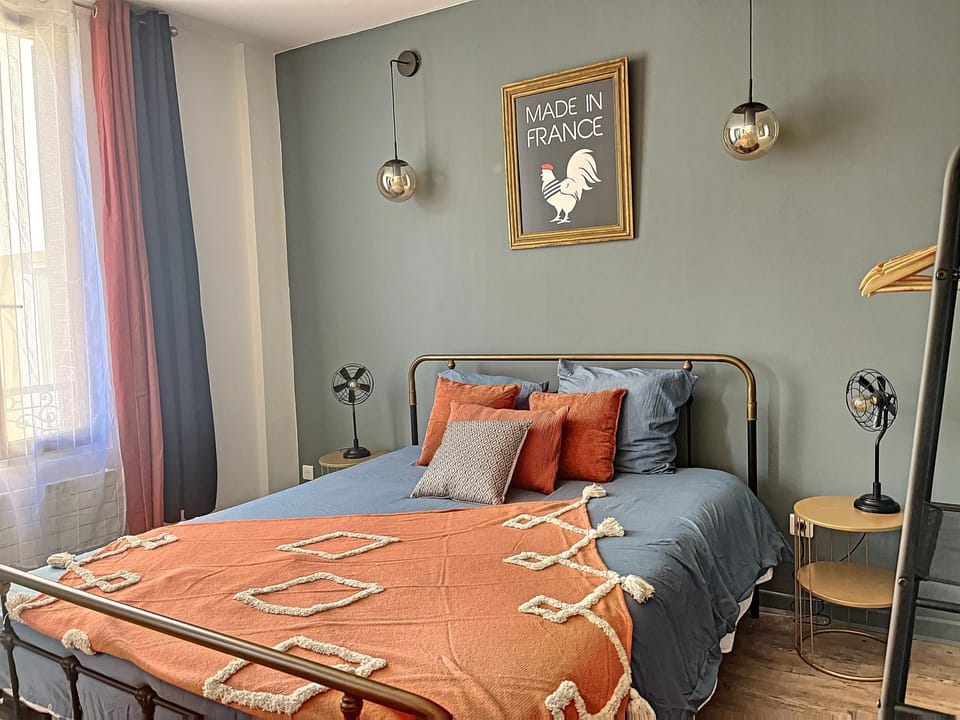 Bed, Photo of the whole room, Bedroom