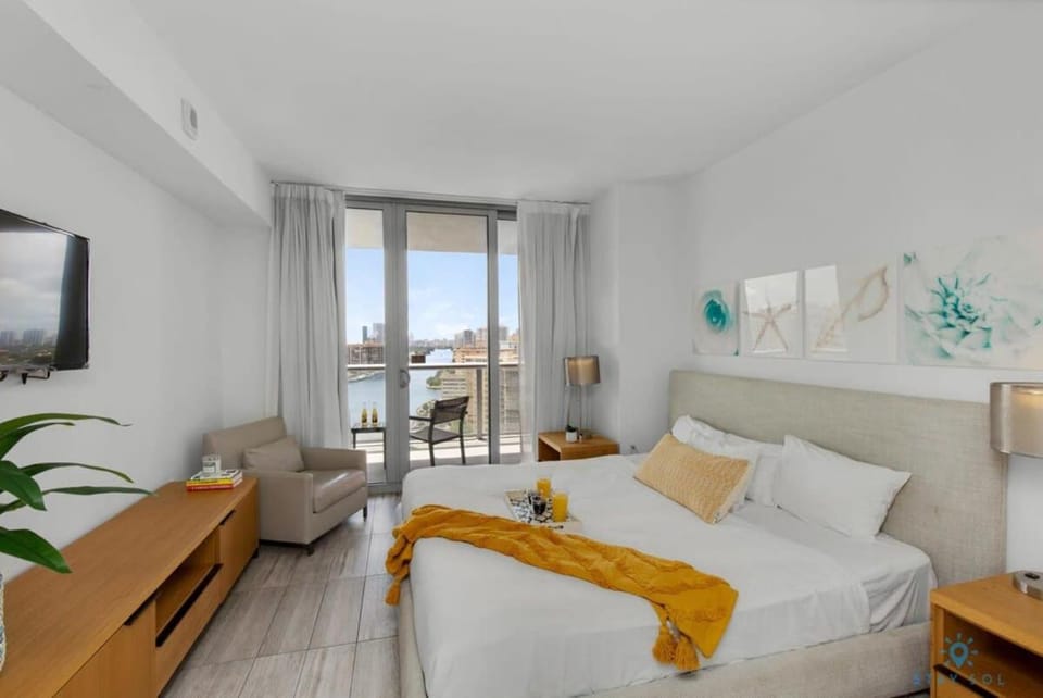 Infinite View with Balcony, Gym, Pool Apartment in Hallandale Beach