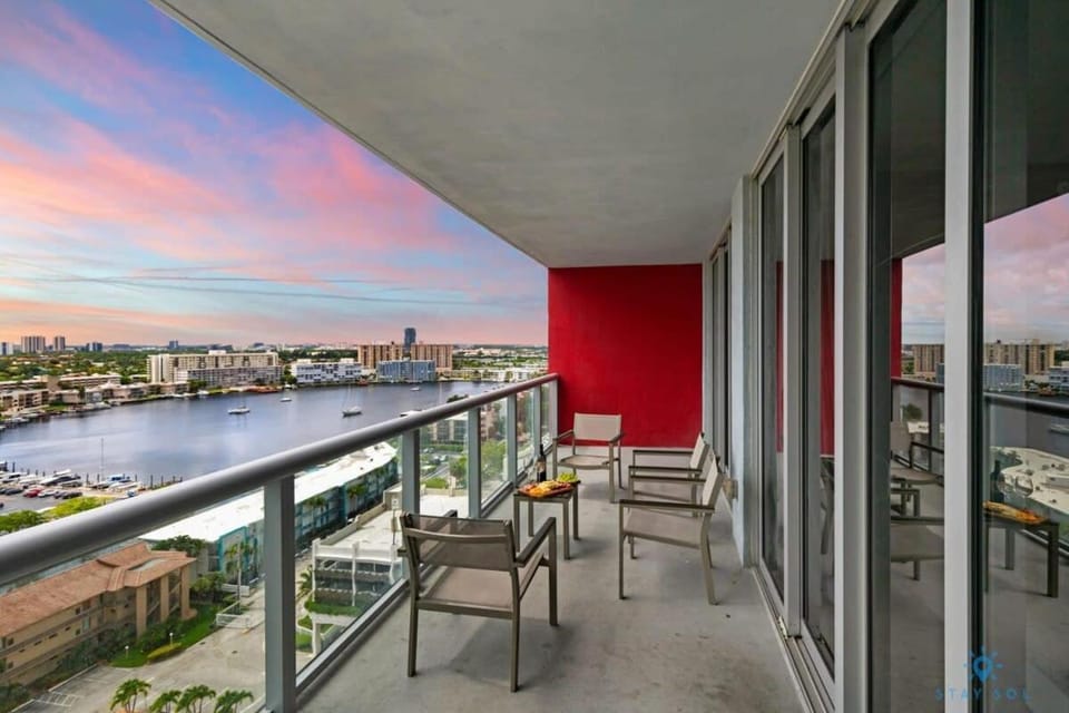 Infinite View with Balcony, Gym, Pool Apartment in Hallandale Beach