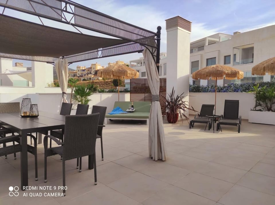 BBQ facilities, Solarium, Balcony/Terrace, Dining area, sunbed