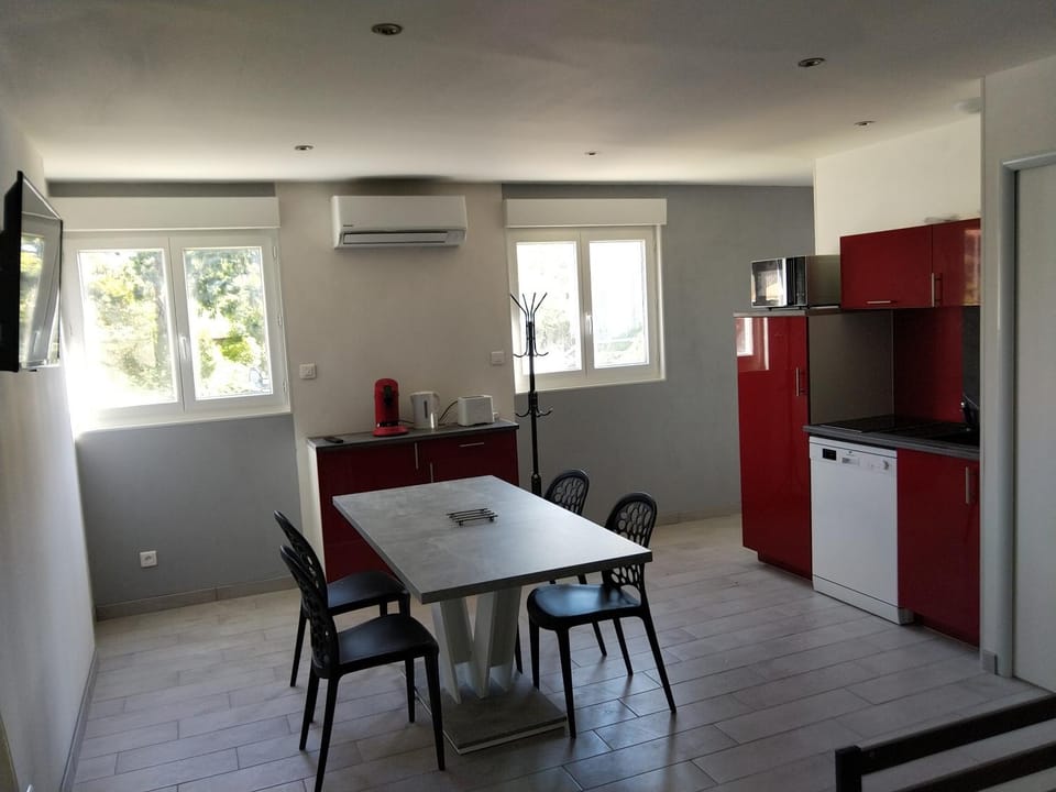 Kitchen or kitchenette, Dining area, minibar, stove, air conditioner