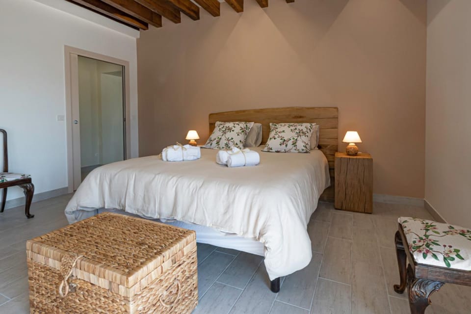Bed, Photo of the whole room, Seating area, Bedroom, towels