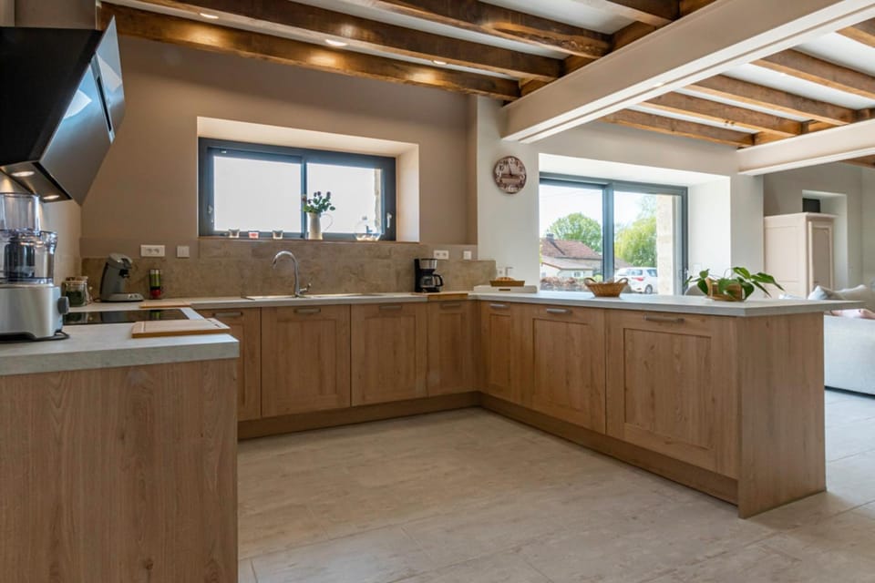 Coffee/tea facilities, Kitchen or kitchenette, Communal kitchen, dishwasher, oven