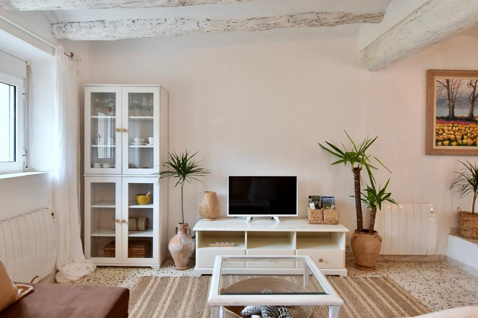 TV and multimedia, Living room, Dining area, furniture, locker, stove