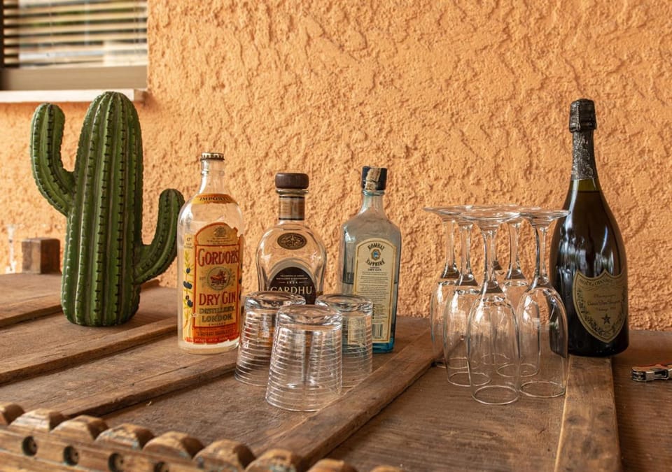 Lounge or bar, Drinks, Alcoholic drinks