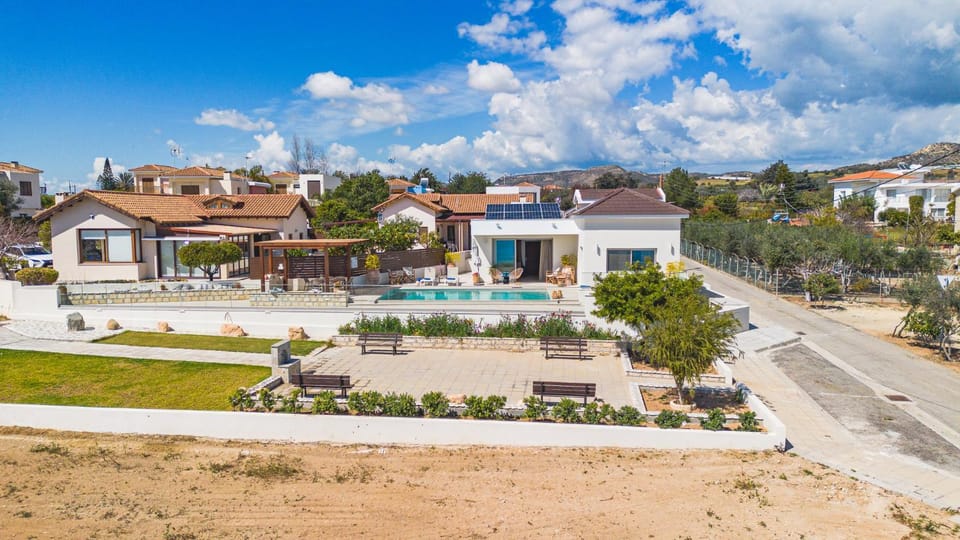 Property building, Garden, Swimming pool