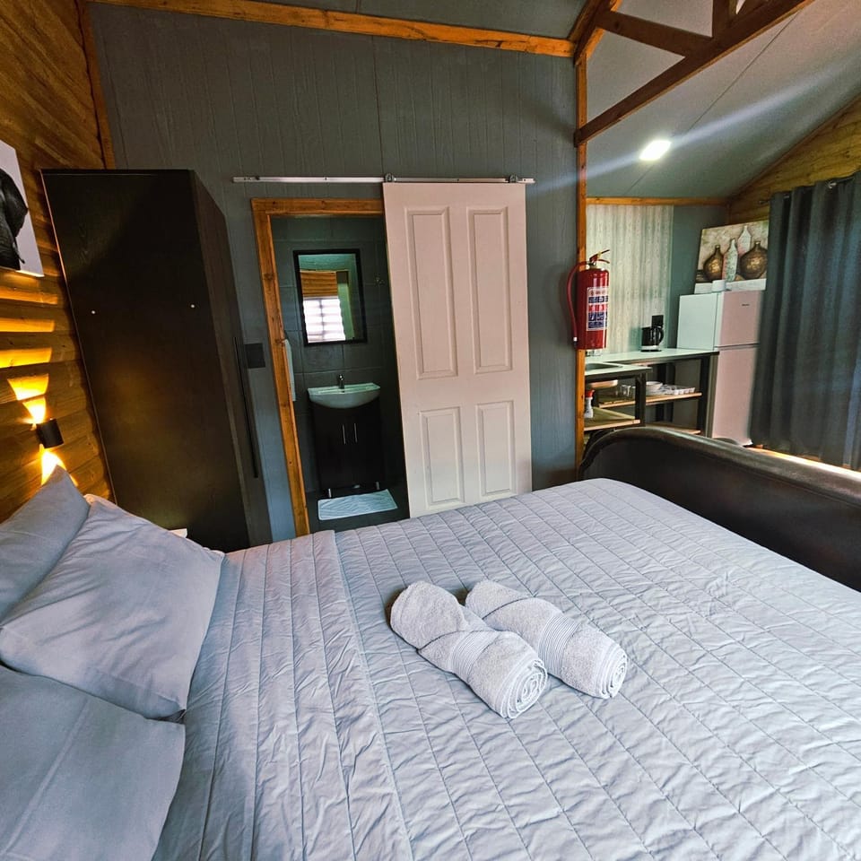 Bed, Kitchen or kitchenette, Photo of the whole room, Bedroom, towels