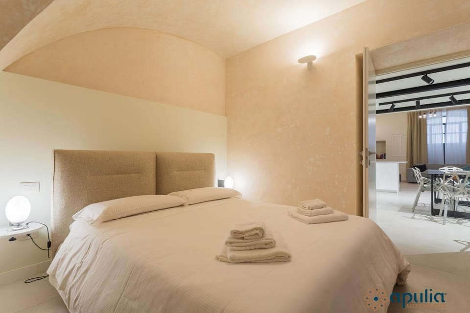 Photo of the whole room, Bedroom, towels