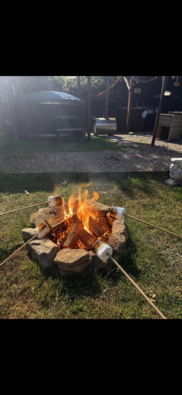 Four Seasons Country Retreat with Wood Fuel Hot Tub close to kington Market Town Nature lodge in England