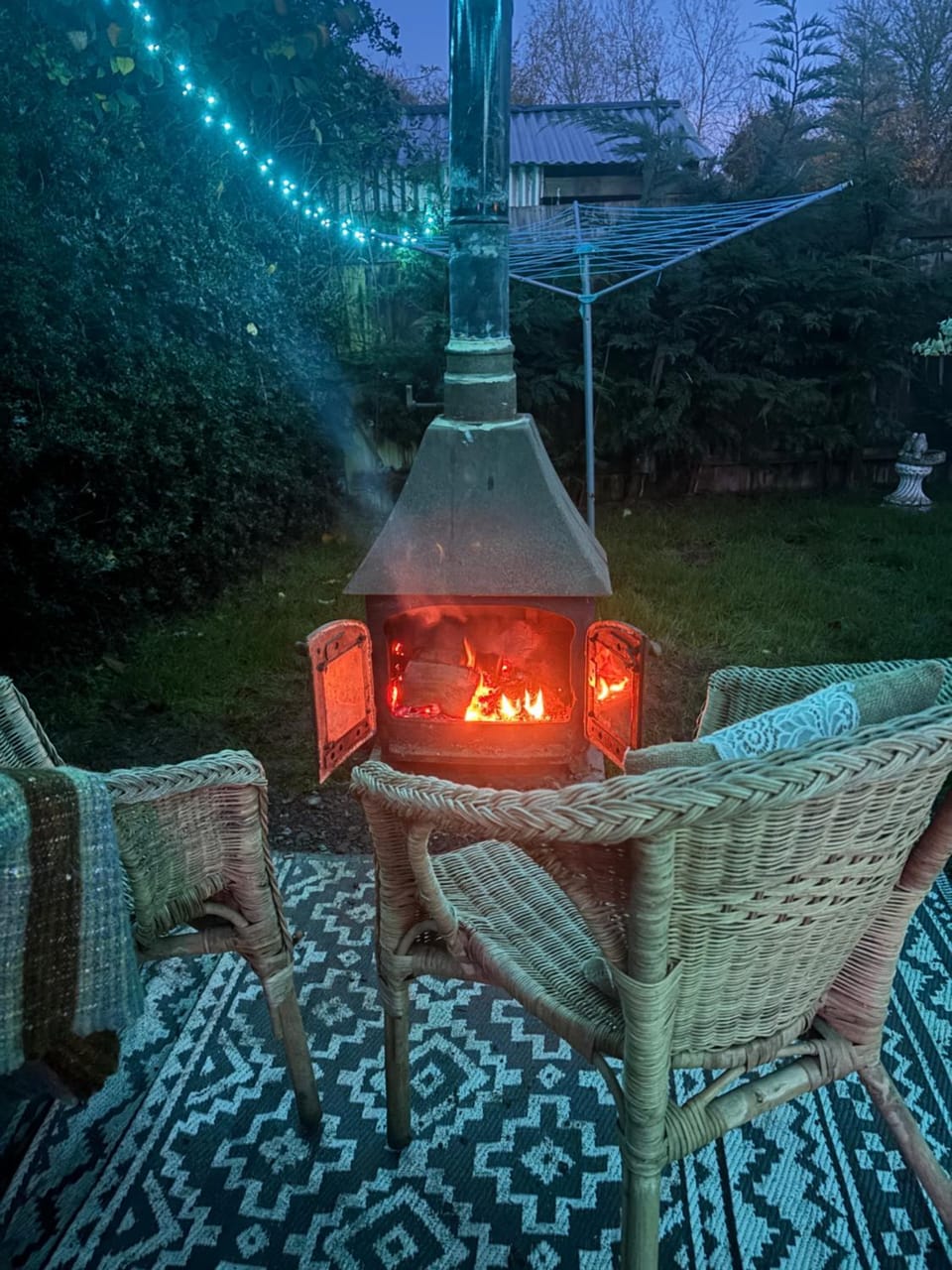 Four Seasons Country Retreat with Wood Fuel Hot Tub close to kington Market Town Nature lodge in England