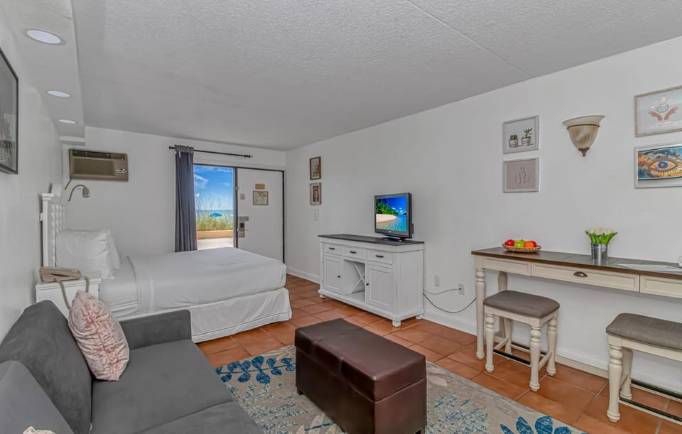 Direct Ocean Front King Suite! Sea Mist Resort 20102 - Perfect for 2-4 guests! House in Myrtle Beach