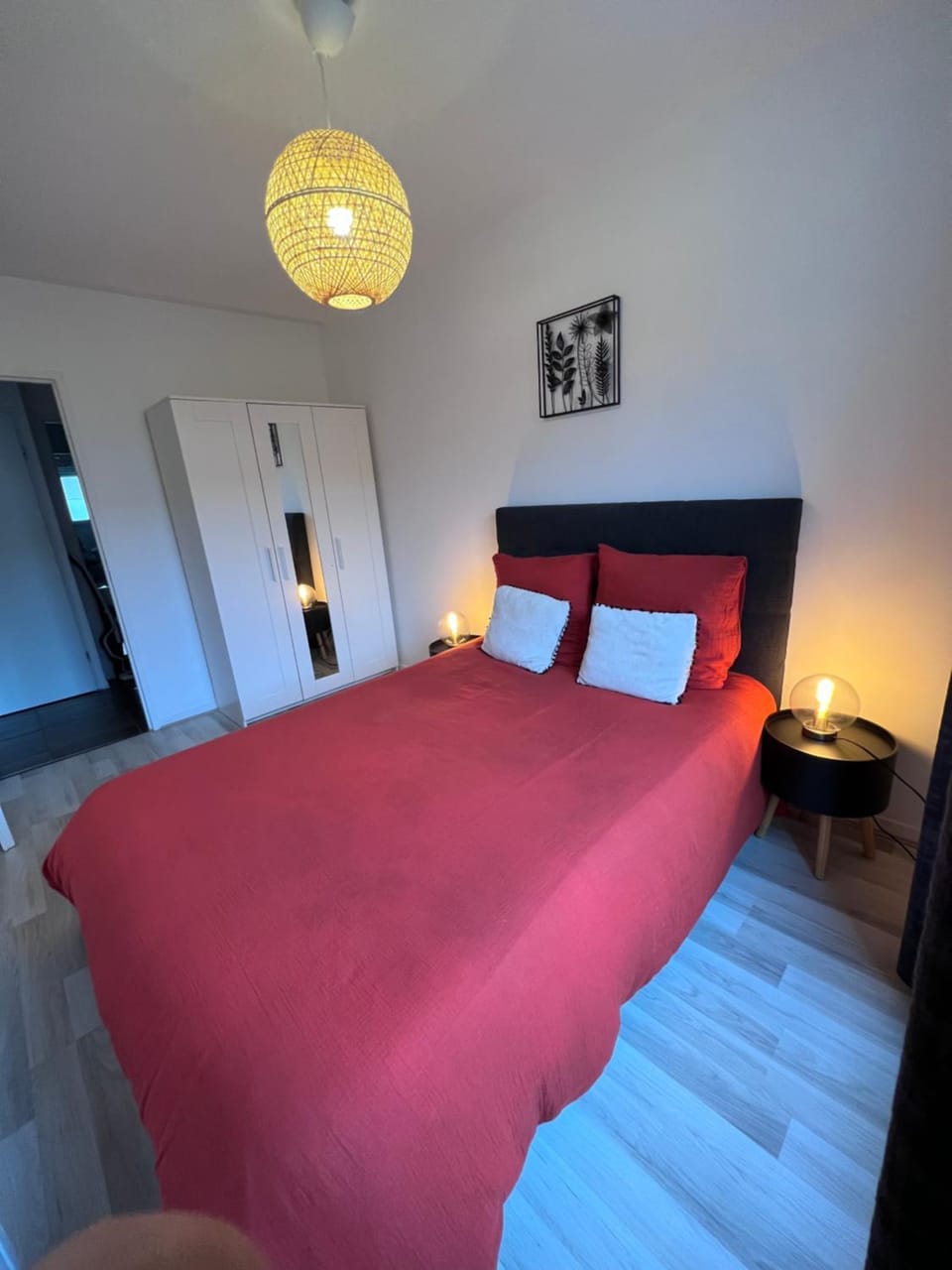 Bed, Photo of the whole room, Bedroom