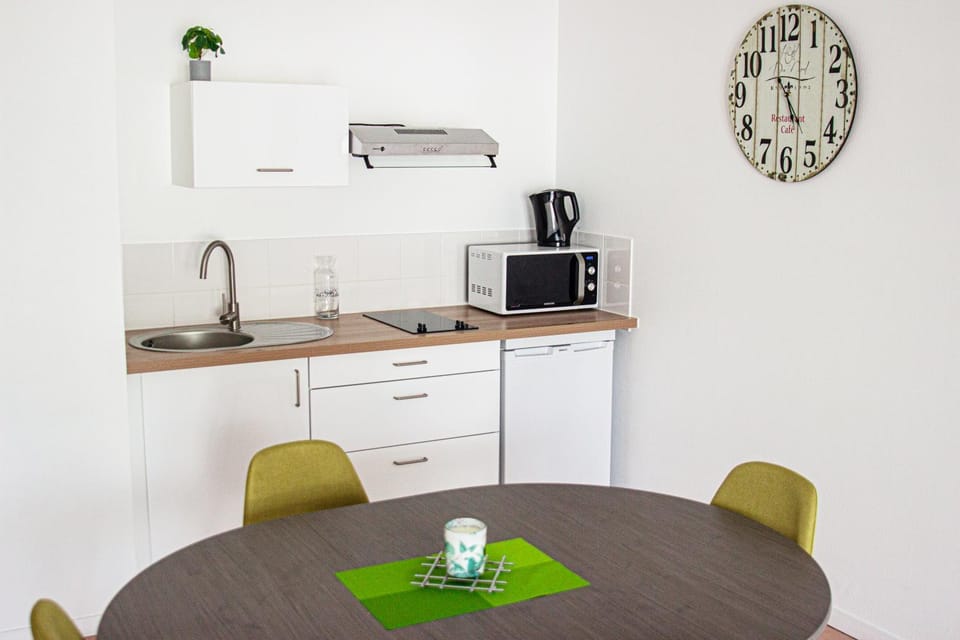Kitchen or kitchenette, minibar