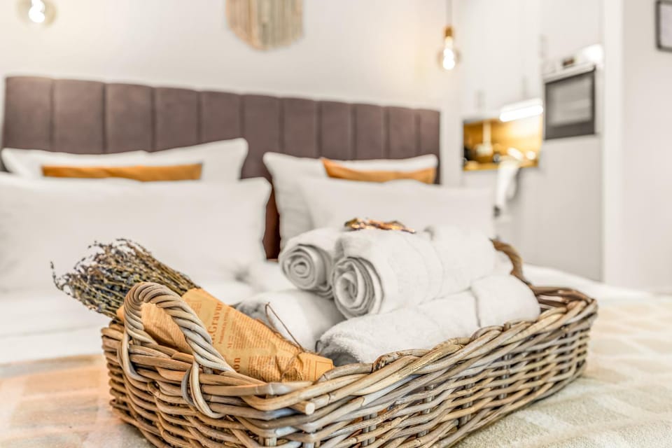 Bed, Decorative detail, towels