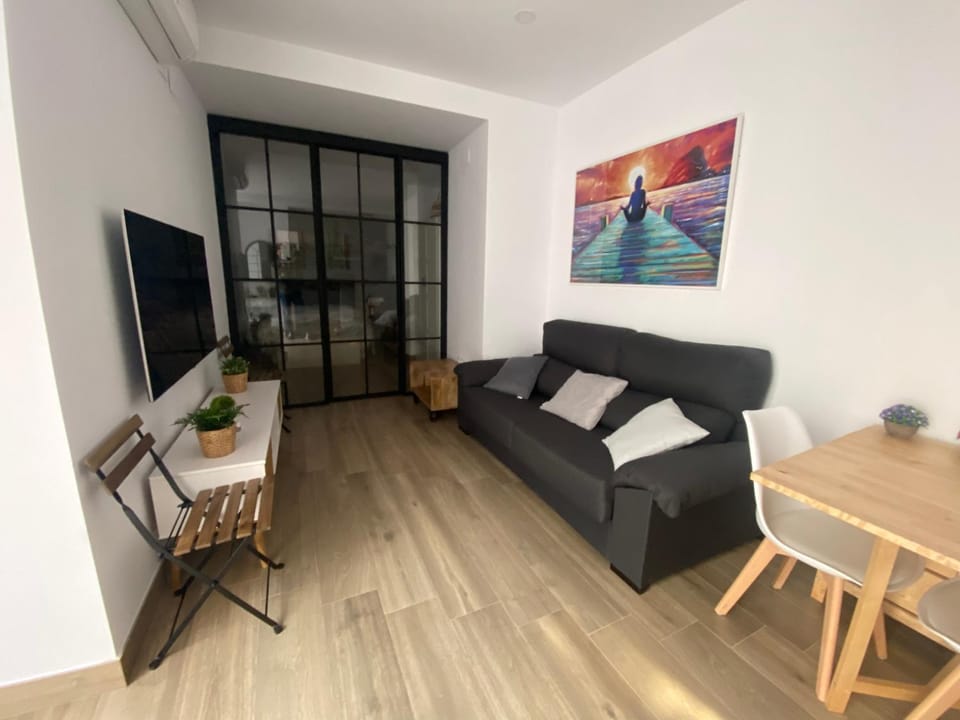 TV and multimedia, Living room, Seating area, Dining area