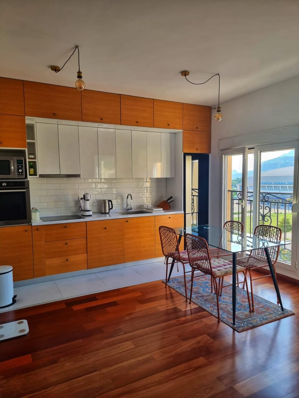 Kitchen or kitchenette, Dining area