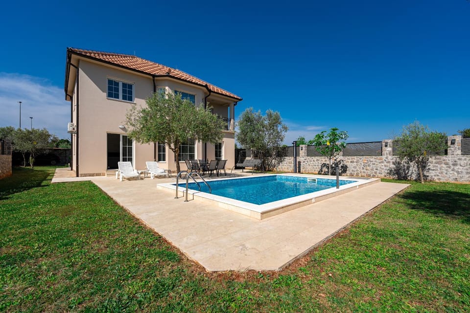 Property building, Day, Garden, Pool view, Swimming pool