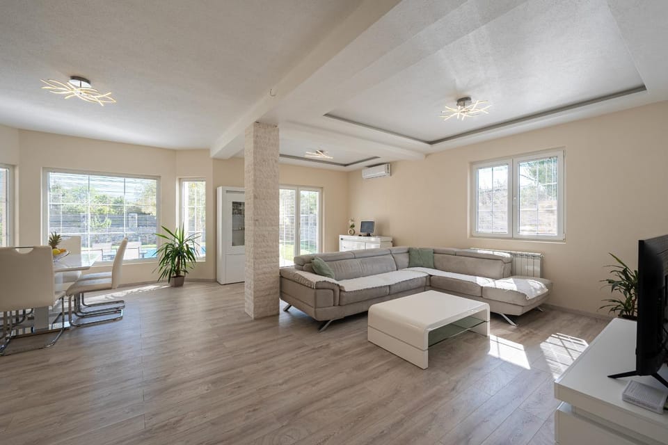 TV and multimedia, Living room, Photo of the whole room, Seating area