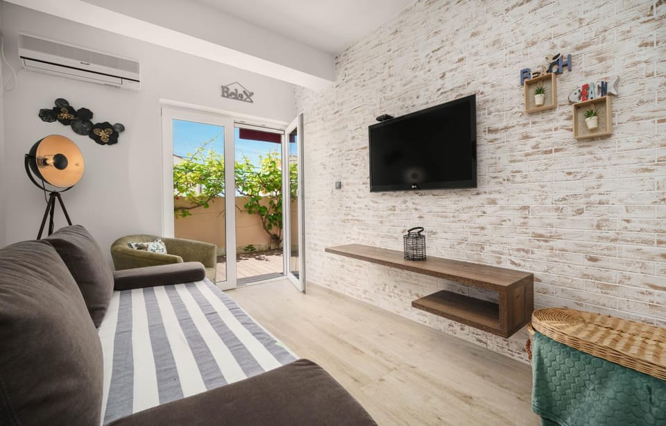 Communal lounge/ TV room, TV and multimedia, Living room, Seating area, Evening entertainment, air conditioner