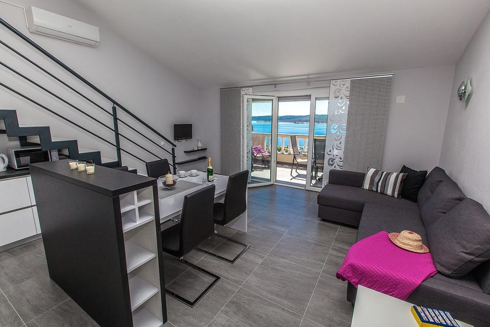 Kitchen or kitchenette, Living room, Seating area, Dining area