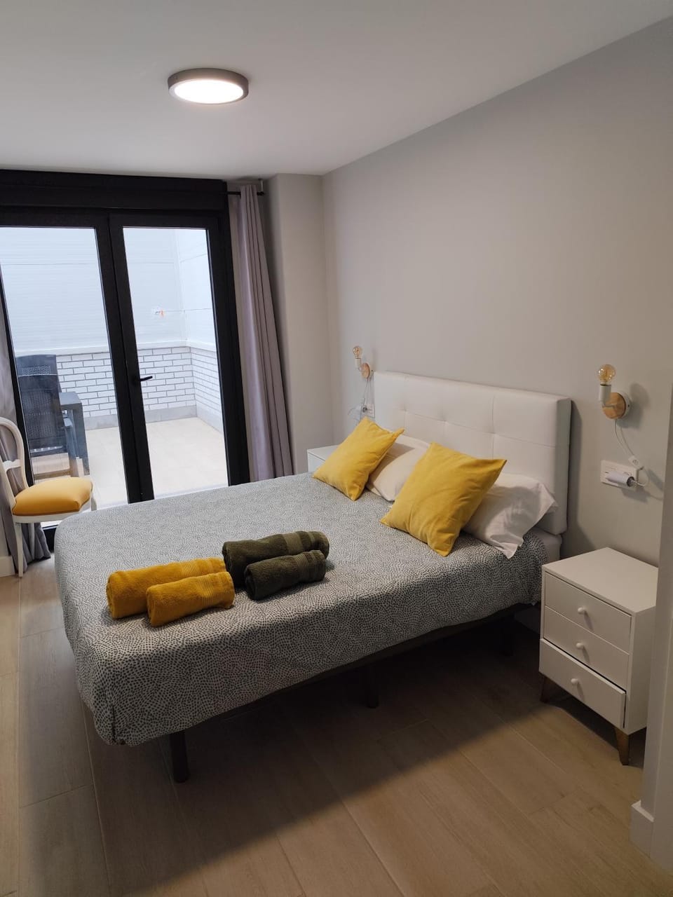 Bed, Bedroom, towels