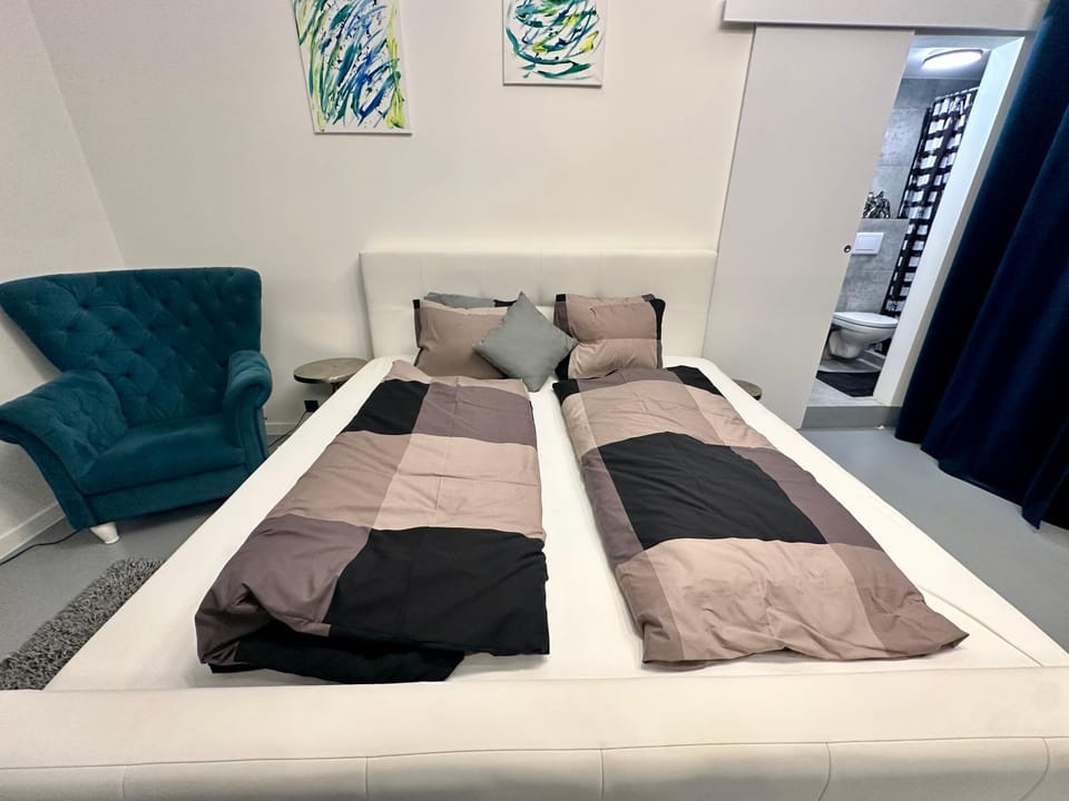Bed, Seating area