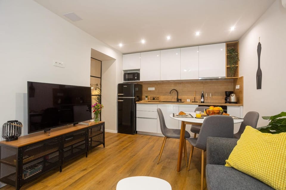 TV and multimedia, Kitchen or kitchenette, Seating area