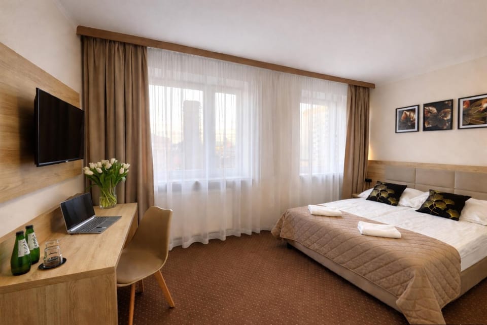 Bed, TV and multimedia, Photo of the whole room, towels