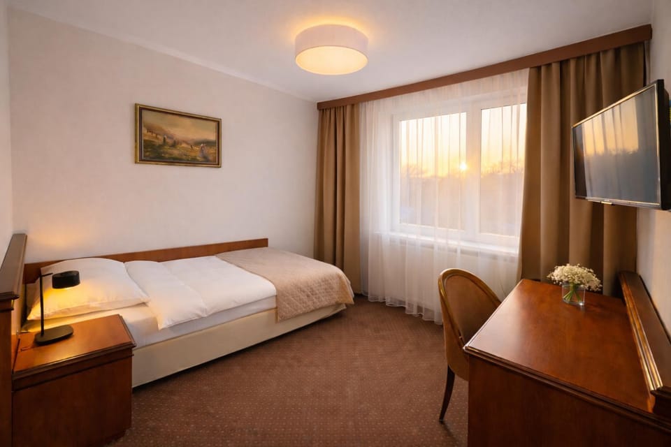Bed, TV and multimedia, Photo of the whole room, Bedroom
