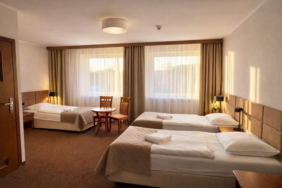 Bed, TV and multimedia, Photo of the whole room, Bedroom, towels