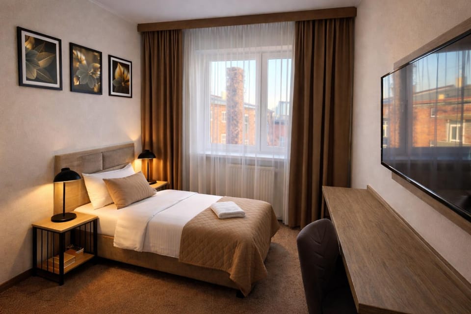 Bed, TV and multimedia, Photo of the whole room, Bedroom