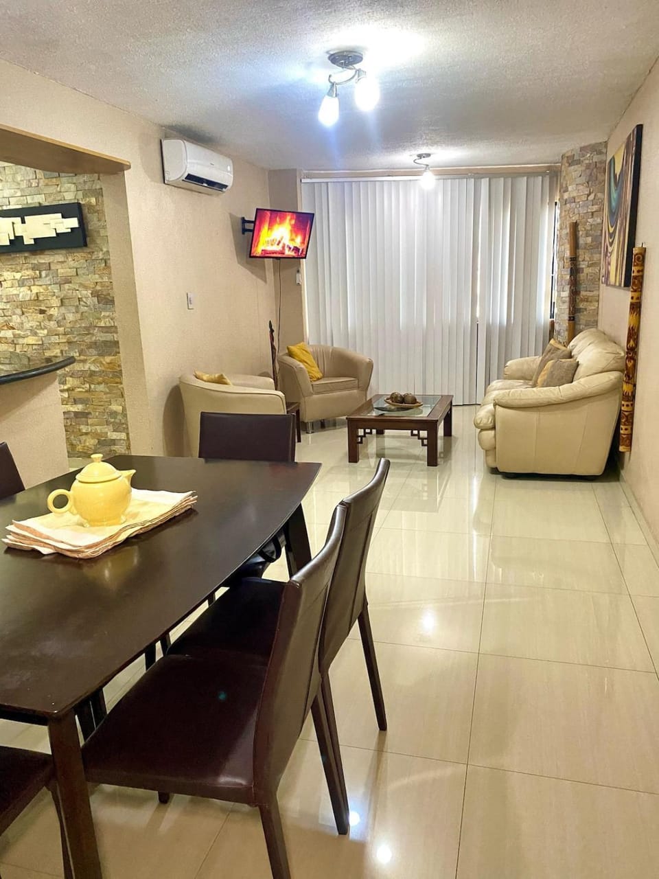 TV and multimedia, Living room, Seating area, Dining area