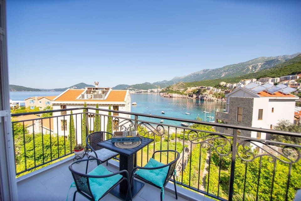 Property building, Nearby landmark, Day, Natural landscape, View (from property/room), Balcony/Terrace, Dining area, Sea view