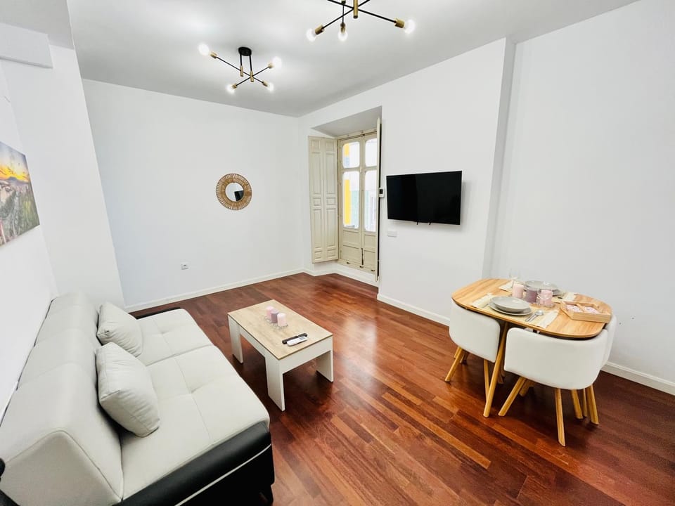 TV and multimedia, Living room, Seating area, Dining area