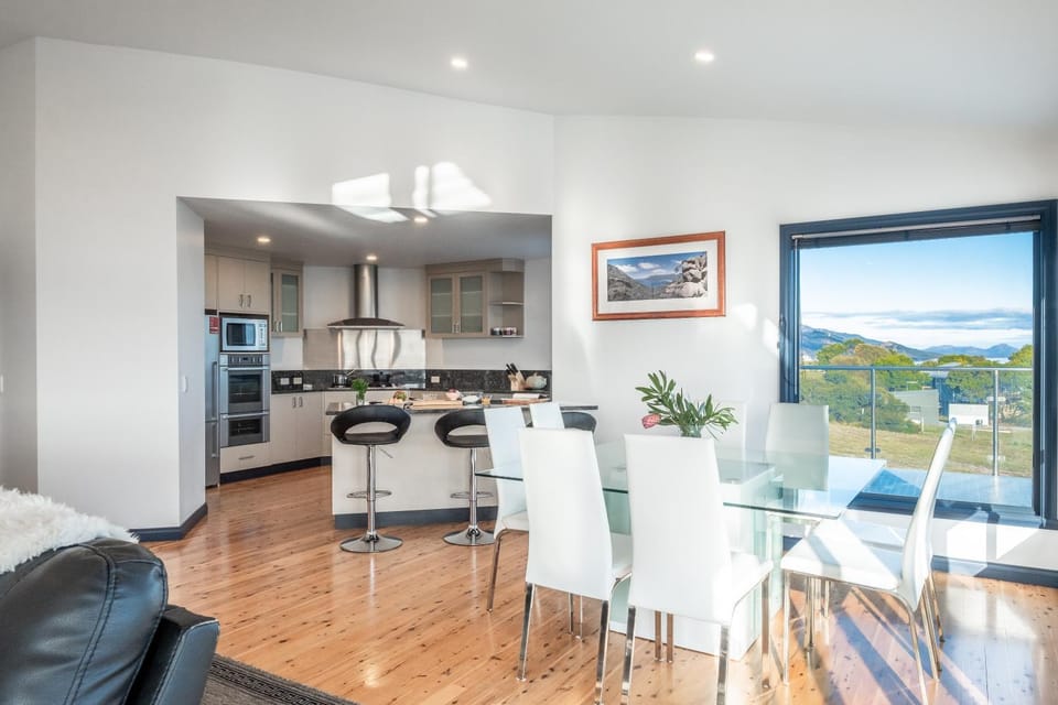 Dining area, kitchen