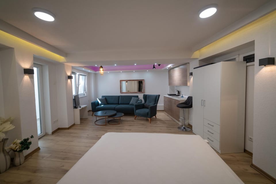 TV and multimedia, Kitchen or kitchenette, Living room, Seating area, hair dresser