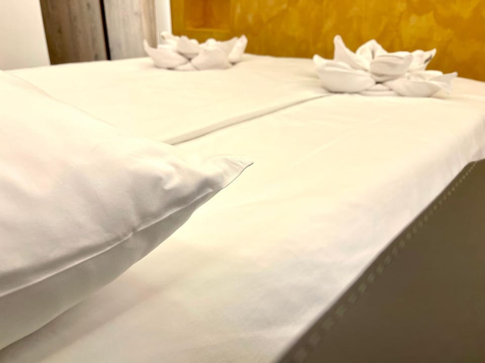 Bed, towels