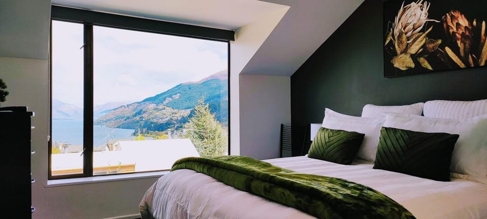 Hilltop Vista - Lake Views - Walk to Town House in Queenstown