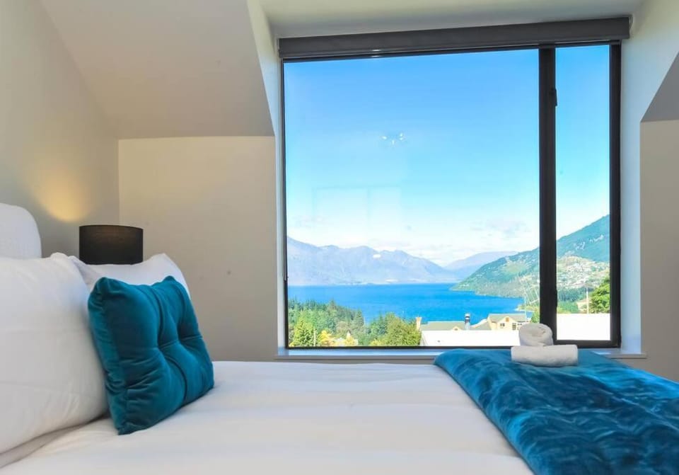 Hilltop Vista - Lake Views - Walk to Town House in Queenstown