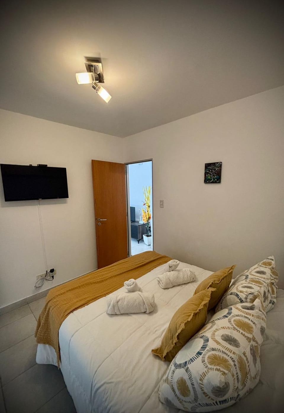 Bed, TV and multimedia, Photo of the whole room, Bedroom, towels