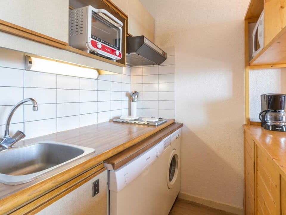 Studio cabine rénové près des pistes avec balcon - FR-1-275-127 Cabin in Montvalezan