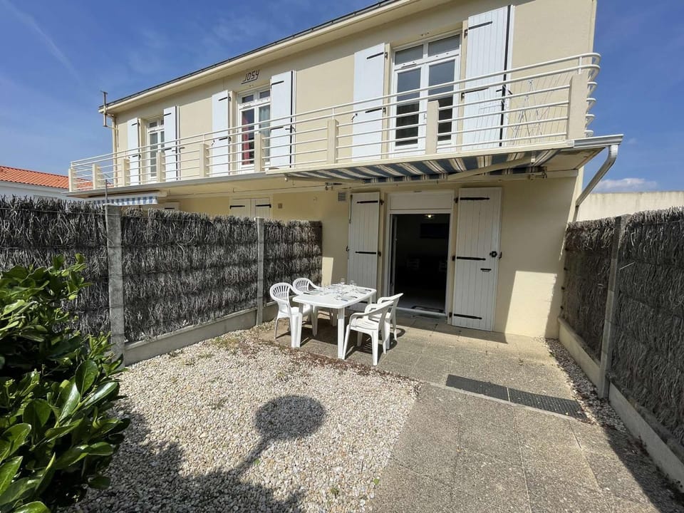 Appartement Moderne 2 Pièces + Cabine, Terrasse, Proche Plage – Saint-Jean-de-Monts - FR-1-224C-204 Cabin in Saint-Jean-de-Monts