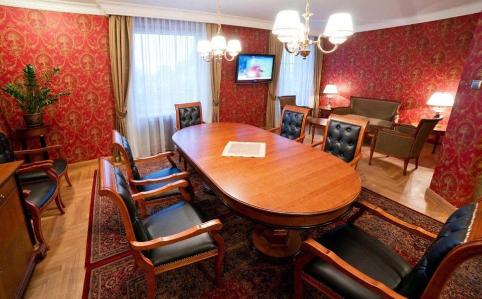 Photo of the whole room, Seating area