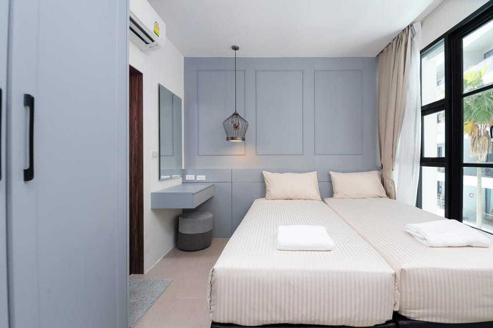 Bed, Bedroom, towels, air conditioner