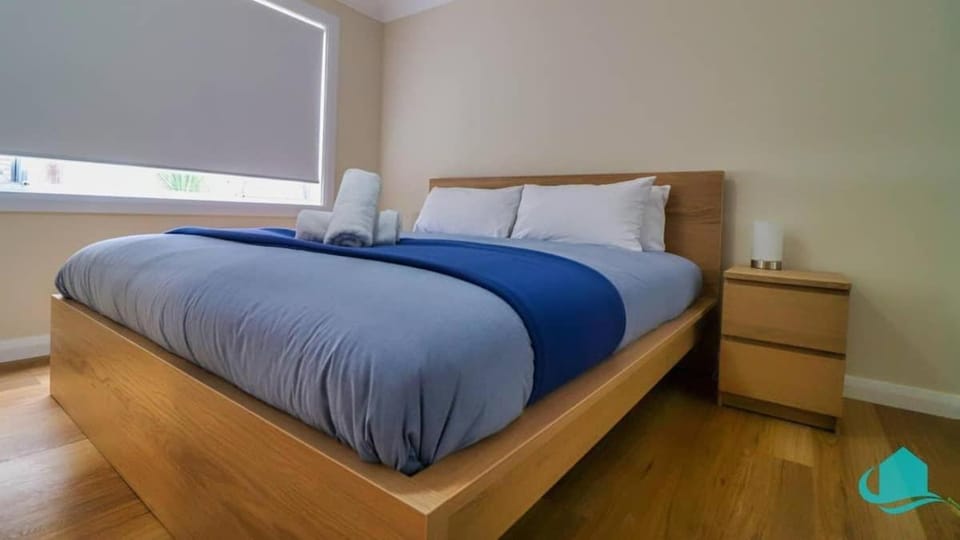 Caves Getaway- Pool, beach & DOG friendly House in Swansea