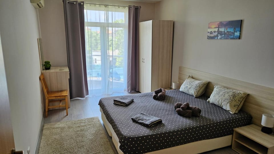Bedroom, towels