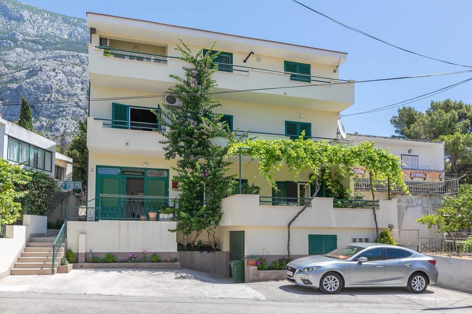 Green terrace apartment Apartment in Makarska